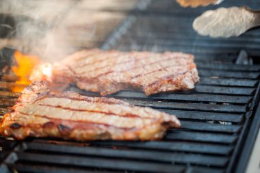 Adım adım. New York şerit biftek açık gaz ızgara ızgara.