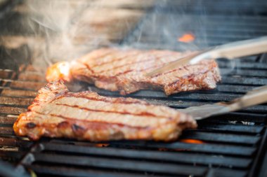 Adım adım. New York şerit biftek açık gaz ızgara ızgara.