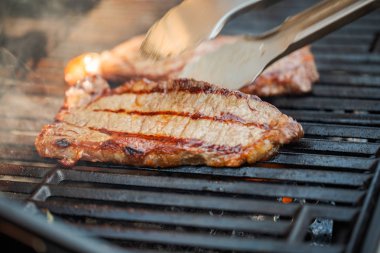 Adım adım. New York şerit biftek açık gaz ızgara ızgara.
