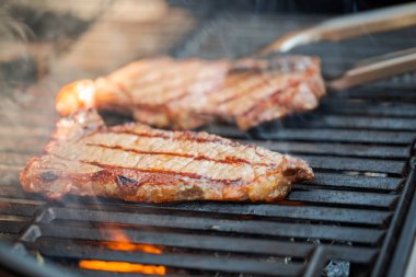 Adım adım. New York şerit biftek açık gaz ızgara ızgara.