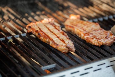 Adım adım. New York şerit biftek açık gaz ızgara ızgara.