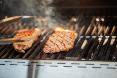 Adım adım. New York şerit biftek açık gaz ızgara ızgara.