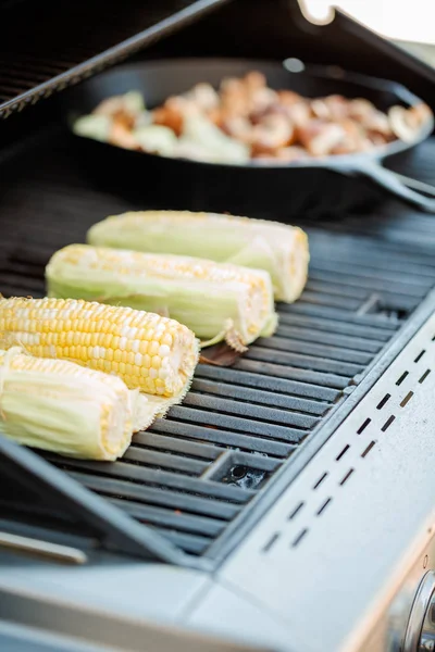 Krok Kroku Grillowania Świeżych Kukurydzy Grill Gazowy Odkryty — Zdjęcie stockowe