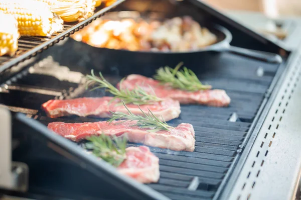 Stap Voor Stap New York Strip Steak Buiten Gasgrill Grillen — Stockfoto