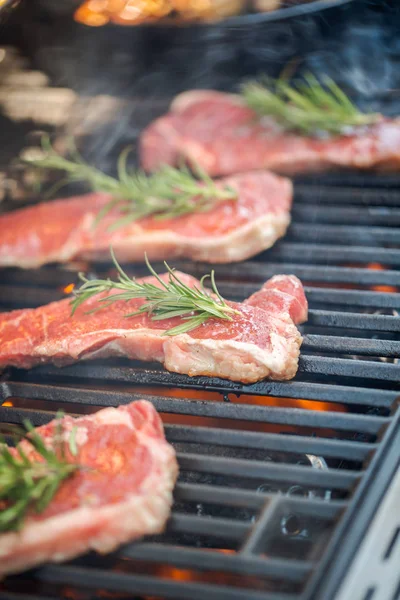 Steg För Steg Grillning New York Strip Steak Utomhus Gasolgrill — Stockfoto