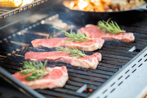 Stap Voor Stap New York Strip Steak Buiten Gasgrill Grillen — Stockfoto