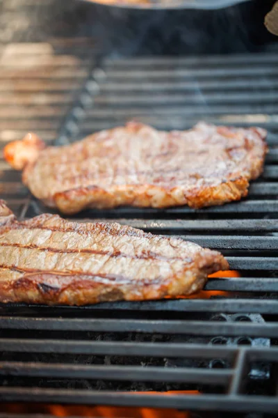 Steg För Steg Grillning New York Strip Steak Utomhus Gasolgrill — Stockfoto
