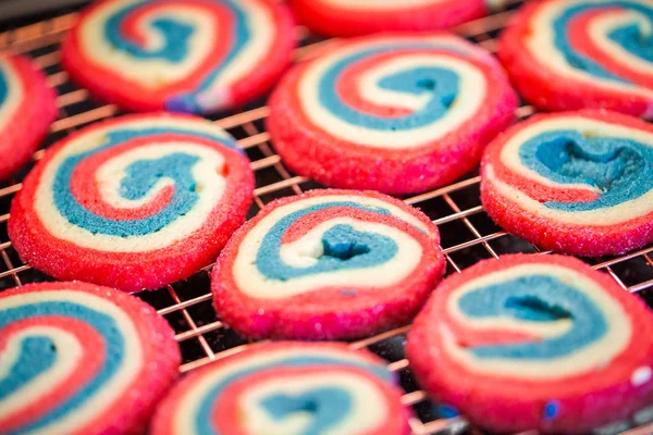 Röd Vit Och Blå Lyckohjul Sugar Cookies För Juli Firande — Stockfoto