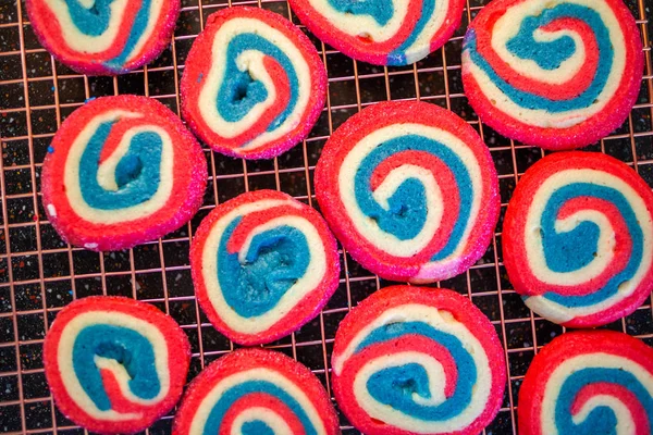 Röd Vit Och Blå Lyckohjul Sugar Cookies För Juli Firande — Stockfoto