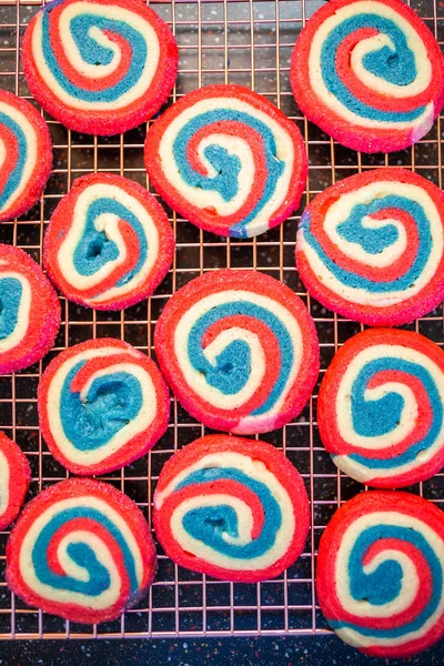 Röd Vit Och Blå Lyckohjul Sugar Cookies För Juli Firande — Stockfoto