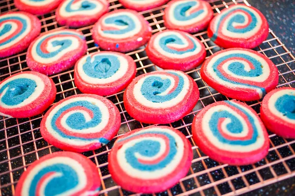 Galletas Rojas Blancas Azules Azúcar Molinillo Para Celebración Del Julio —  Fotos de Stock