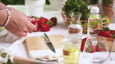 Adım adım. Meyve gelen taze organik çilek çilek mojito için dilimleme.