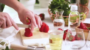 Adım adım. Meyve gelen taze organik çilek çilek mojito için dilimleme.