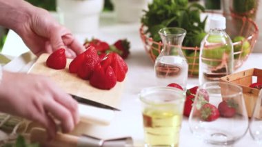 Adım adım. Meyve gelen taze organik çilek çilek mojito için dilimleme.