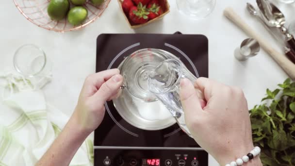 Βήμα Βήμα Προετοιμασία Σιροπιού Για Mojito Φράουλα Από Φρέσκιες Φράουλες — Αρχείο Βίντεο