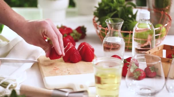 Steg För Steg Skivning Frukt För Strawberry Mojito Från Färska — Stockvideo