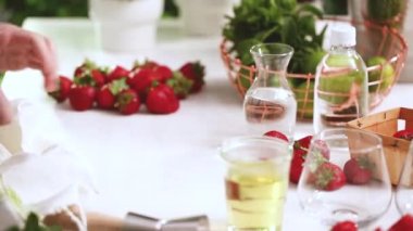 Adım adım. Zaman atlamalı. Meyve gelen taze organik çilek çilek mojito için dilimleme.