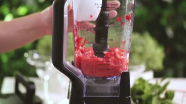 Adım adım. --Dan taze organik çilek çilek margarita hazırlanıyor