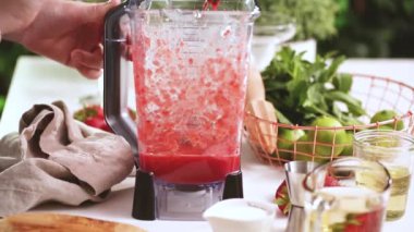 Adım adım. --Dan taze organik çilek çilek margarita hazırlanıyor