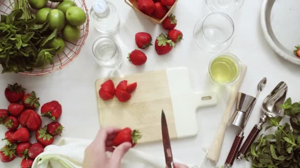 Krok Krokem Krájení Ovoce Pro Jahodové Mojito Čerstvých Organických Jahody — Stock video