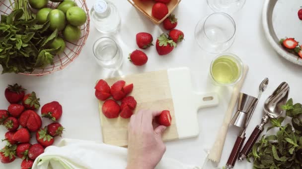 一歩一歩 新鮮な有機栽培のイチゴから苺のモヒートのフルーツをスライス — ストック動画