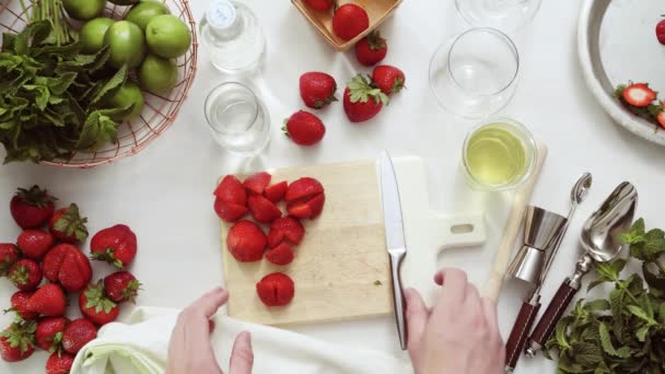 Steg För Steg Skivning Frukt För Strawberry Mojito Från Färska — Stockvideo