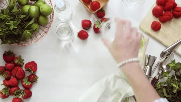 循序渐进 时间流逝 新鲜有机草莓草莓莫吉托的切片水果 — 图库视频影像
