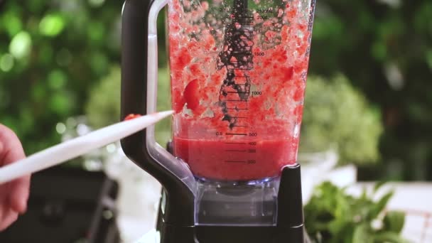 循序渐进 从新鲜有机草莓中制备草莓玛格丽塔酒 — 图库视频影像
