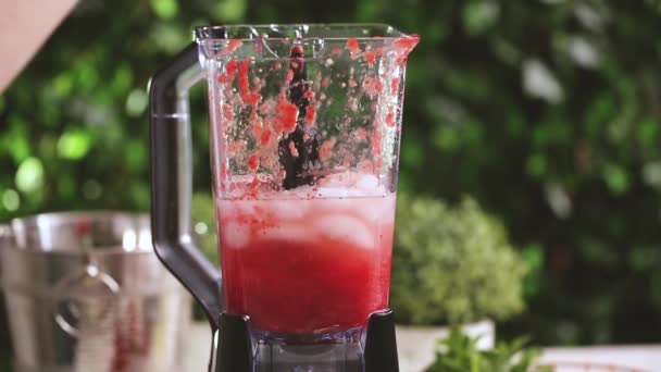 Schritt Für Schritt Erdbeer Margarita Aus Frischen Bio Erdbeeren Zubereiten — Stockvideo