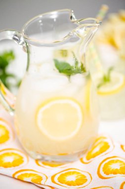 Taze limonata ile süslenmiş bir içme bardaklarda limon ve nane dilimlenmiş.