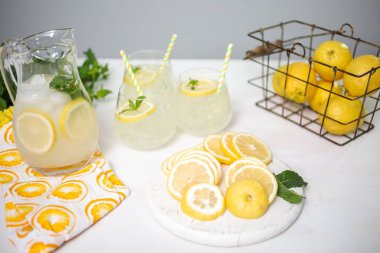 Taze limonata ile süslenmiş bir içme bardaklarda limon ve nane dilimlenmiş.
