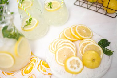 Beyaz ahşap kesme tahtası üzerinde taze dilimlenmiş limon.