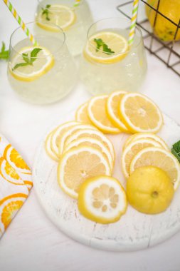 Beyaz ahşap kesme tahtası üzerinde taze dilimlenmiş limon.