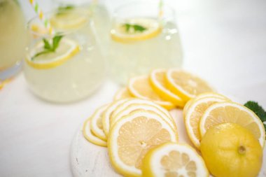 Beyaz ahşap kesme tahtası üzerinde taze dilimlenmiş limon.