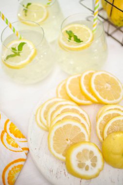 Beyaz ahşap kesme tahtası üzerinde taze dilimlenmiş limon.