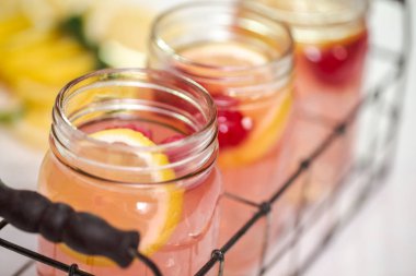 Mason kavanoz beyaz bir tablo içme içinde ahududu limonata.