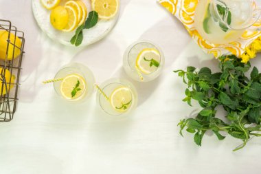Taze limonata ile süslenmiş bir içme bardaklarda limon ve nane dilimlenmiş.
