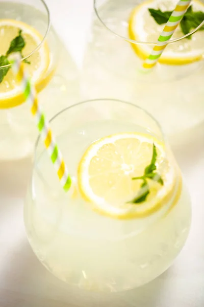 Frische Limonade Trinkglas Garniert Mit Zitronen Und Minzscheiben — Stockfoto