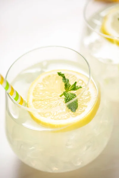 Свіжий Лимонад Склянках Прикрашений Нарізаними Лимоном Ятою — стокове фото
