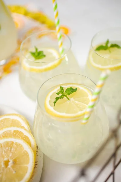 Färsk Saft Ett Dricksglas Som Garneras Med Skivad Citron Och — Stockfoto