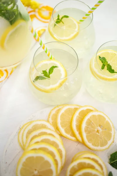 Limón Fresco Rodajas Una Tabla Cortar Madera Blanca —  Fotos de Stock