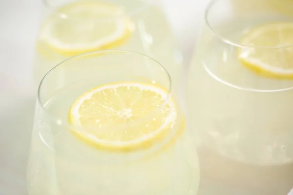 Limonada Fresca Copas Decoradas Con Rodajas Limón Menta —  Fotos de Stock