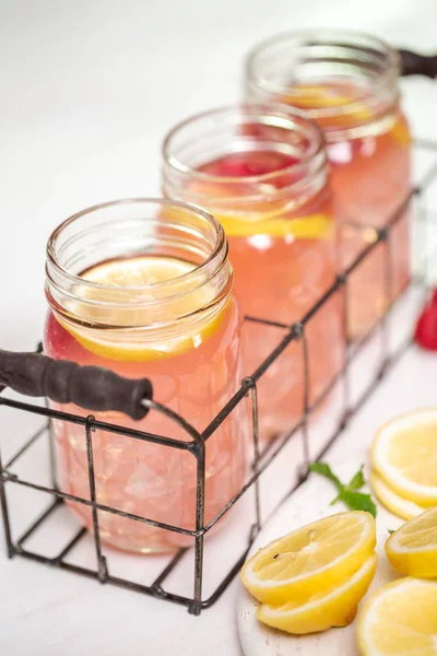 Limonade Framboise Dans Des Pots Maçon Sur Une Table Blanche — Photo