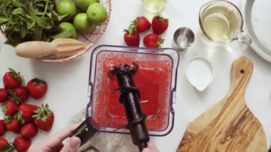 Adım adım. --Dan taze organik çilek çilek margarita hazırlanıyor