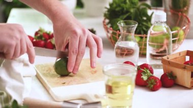 Adım adım. Meyve gelen taze organik çilek çilek mojito için dilimleme