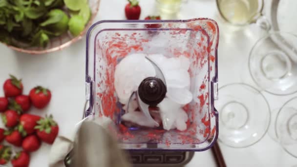 循序渐进 从新鲜有机草莓中制备草莓玛格丽塔酒 — 图库视频影像