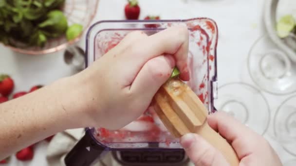 Βήμα Βήμα Προετοιμασία Μαργαρίτα Φράουλα Από Φρέσκιες Φράουλες Βιολογική — Αρχείο Βίντεο
