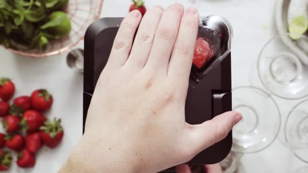 Passo Dopo Passo Preparazione Margarita Alla Fragola Fragole Fresche Biologiche — Video Stock