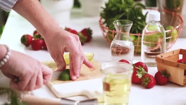단계적으로 신선한 유기농 딸기에서 조각화 — 비디오