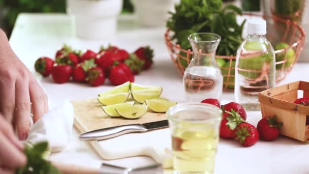 Steg För Steg Skivning Frukt För Strawberry Mojito Från Färska — Stockvideo